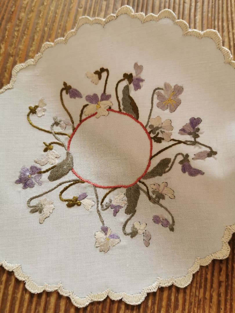 アンティーク ソサイエティシルク刺繍 3色菫 ヴィオラ リネンスカラップドイリー