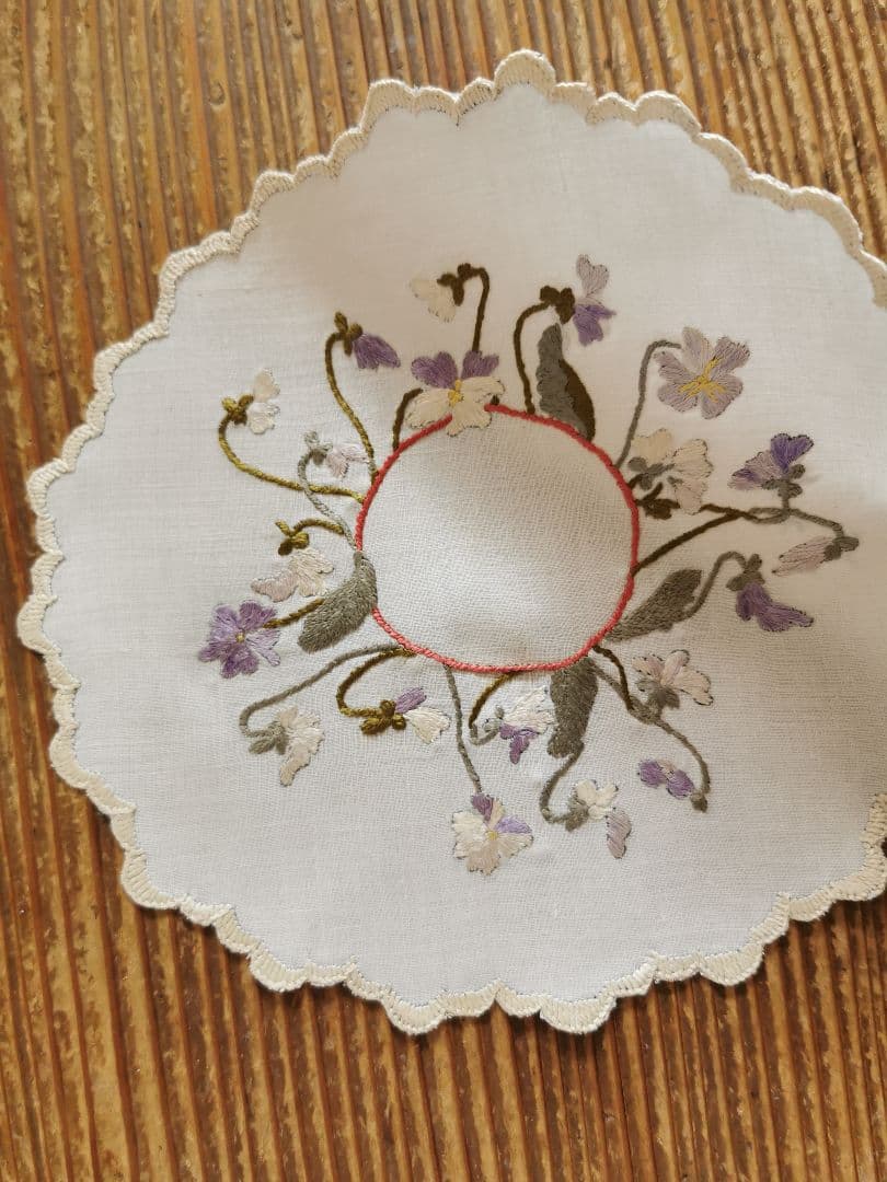 アンティーク ソサイエティシルク刺繍 3色菫 ヴィオラ リネンスカラップドイリー