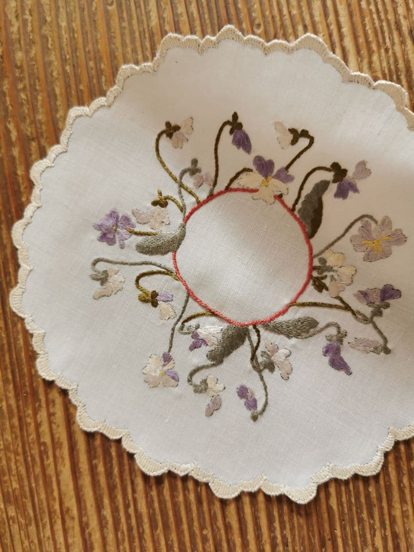 アンティーク ソサイエティシルク刺繍 3色菫 ヴィオラ リネンスカラップドイリー