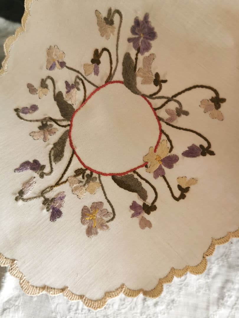 アンティーク ソサイエティシルク刺繍 3色菫 ヴィオラ リネンスカラップドイリー