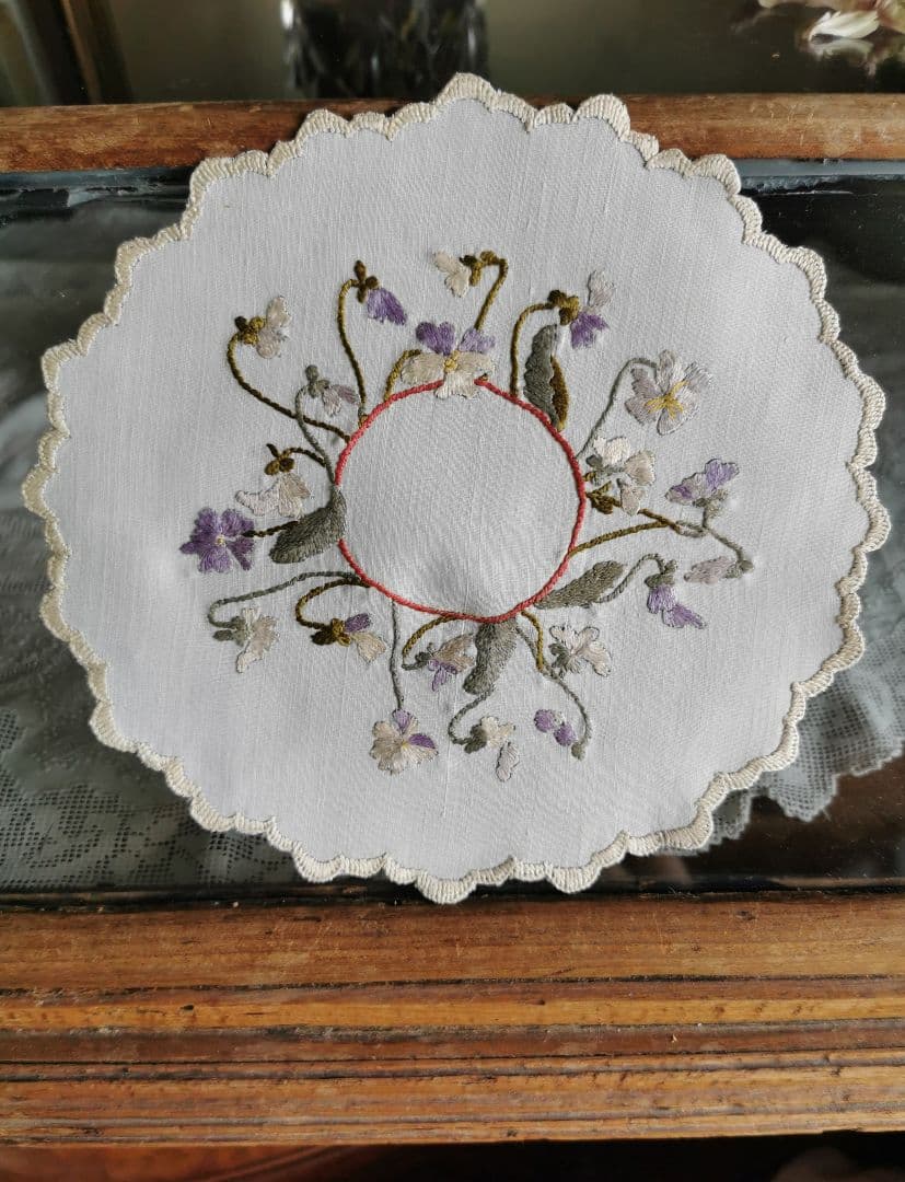アンティーク ソサイエティシルク刺繍 3色菫 ヴィオラ リネンスカラップドイリー