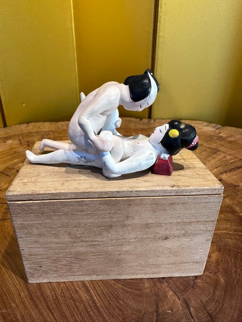 浮世絵，根付，置物，春画，陶器製 ，男女裸体彫刻 約10cm