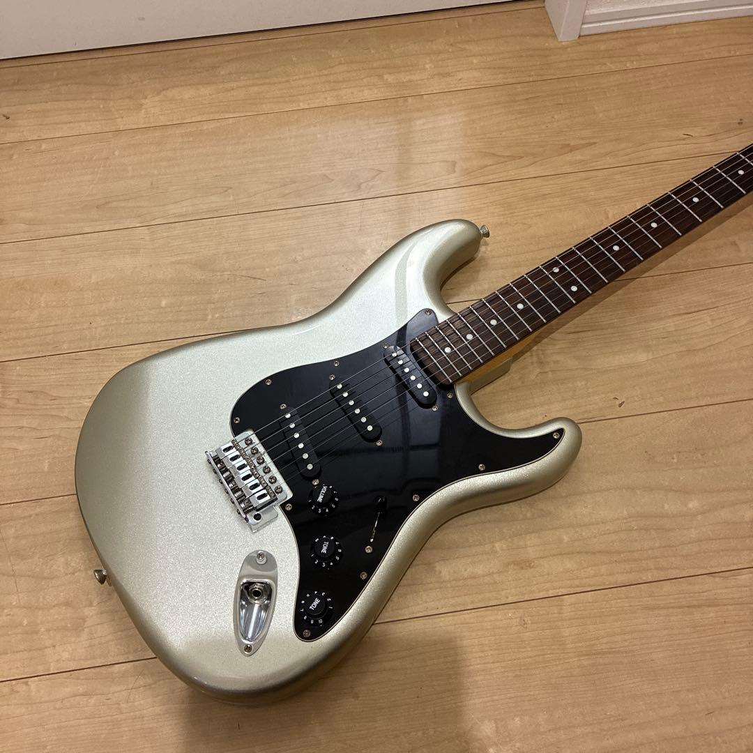 シルバーラメ　Mavis ストラトキャスタータイプ　弦高調整済み　です