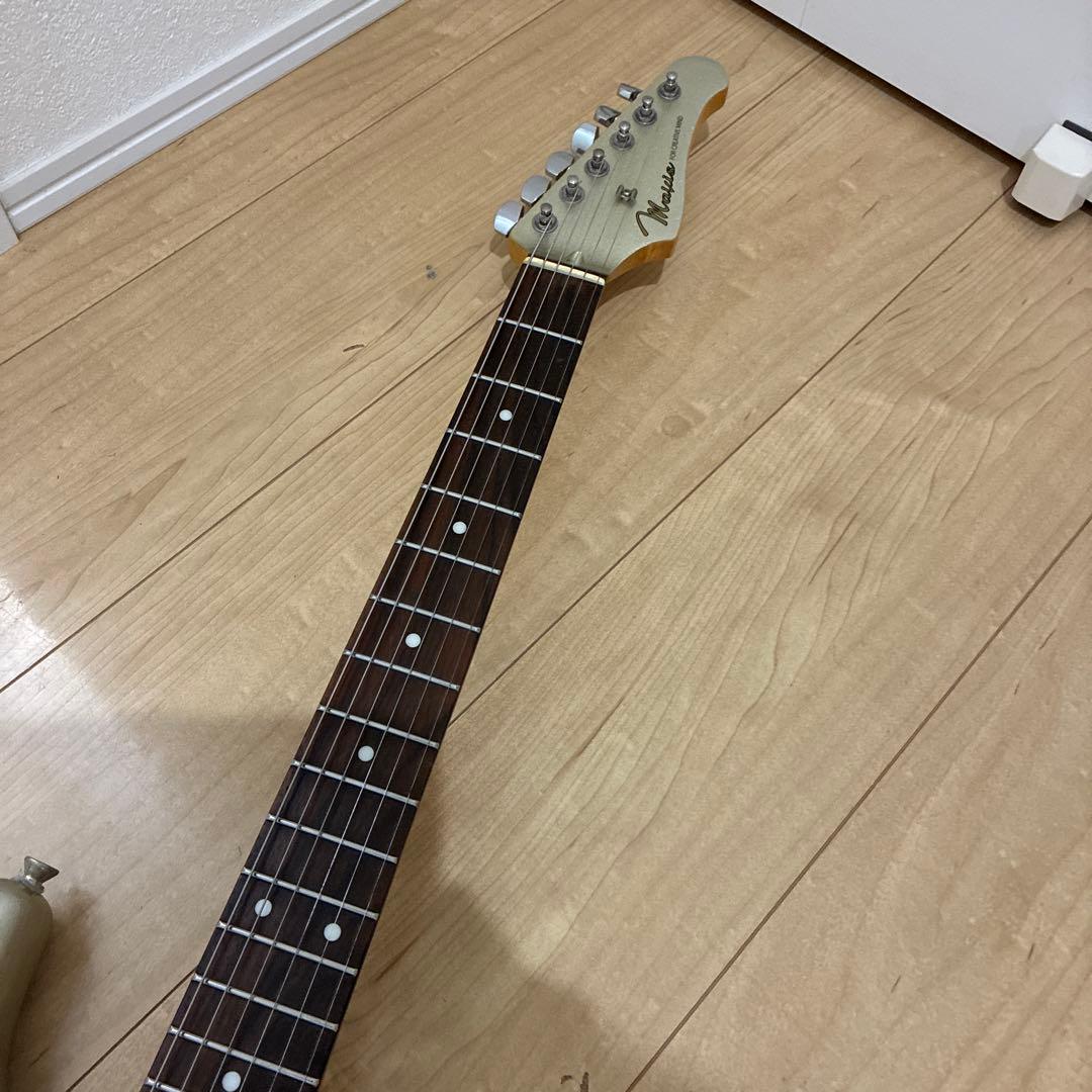 シルバーラメ　Mavis ストラトキャスタータイプ　弦高調整済み　です