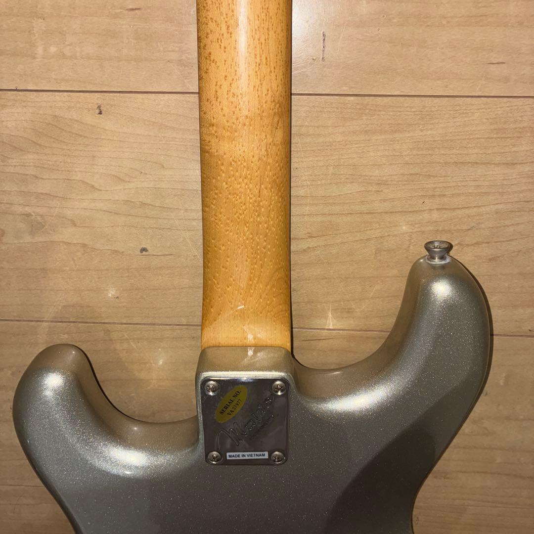シルバーラメ　Mavis ストラトキャスタータイプ　弦高調整済み　です