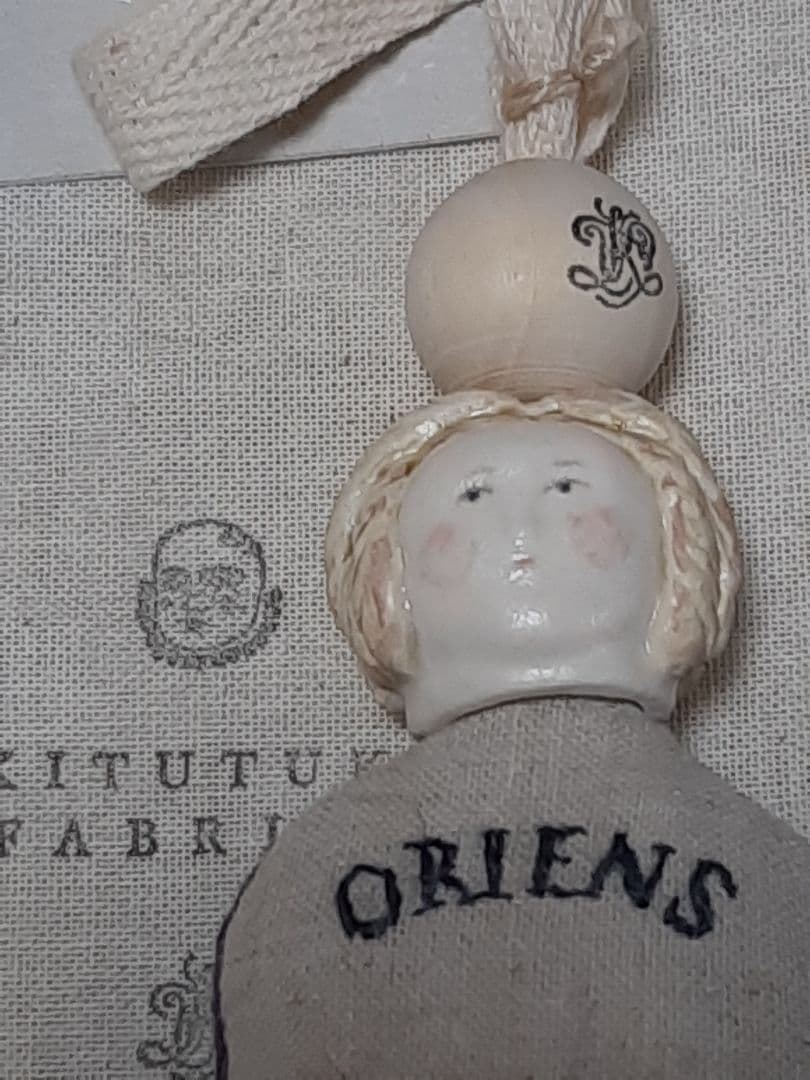 KITUTUKI FABRICA 刺繍付き陶器人形‼️チャイナヘッド風