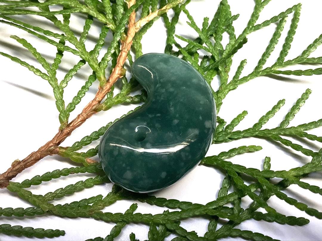 ✳premiumシリーズ幸運の糸魚川翡翠翡翠 美麗 勾玉　再結晶線入り御守りに‼️