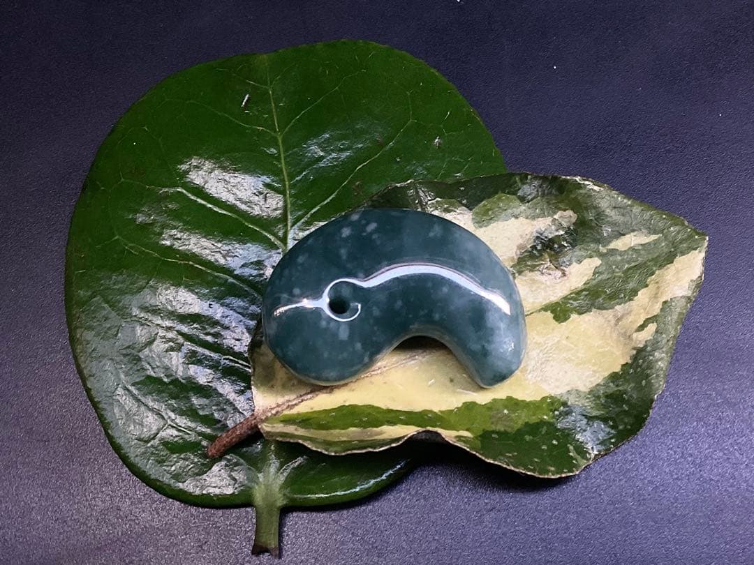 ✳premiumシリーズ幸運の糸魚川翡翠翡翠 美麗 勾玉　再結晶線入り御守りに‼️