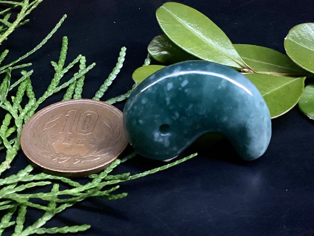 ✳premiumシリーズ幸運の糸魚川翡翠翡翠 美麗 勾玉　再結晶線入り御守りに‼️