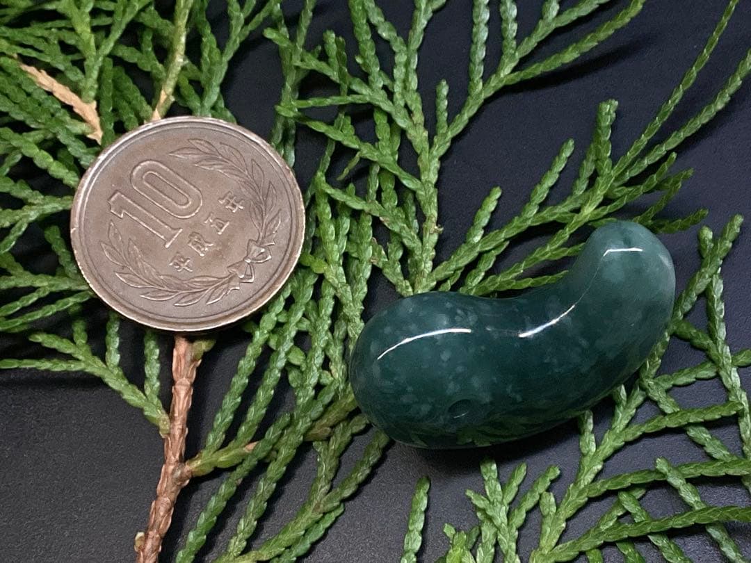 ✳premiumシリーズ幸運の糸魚川翡翠翡翠 美麗 勾玉　再結晶線入り御守りに‼️