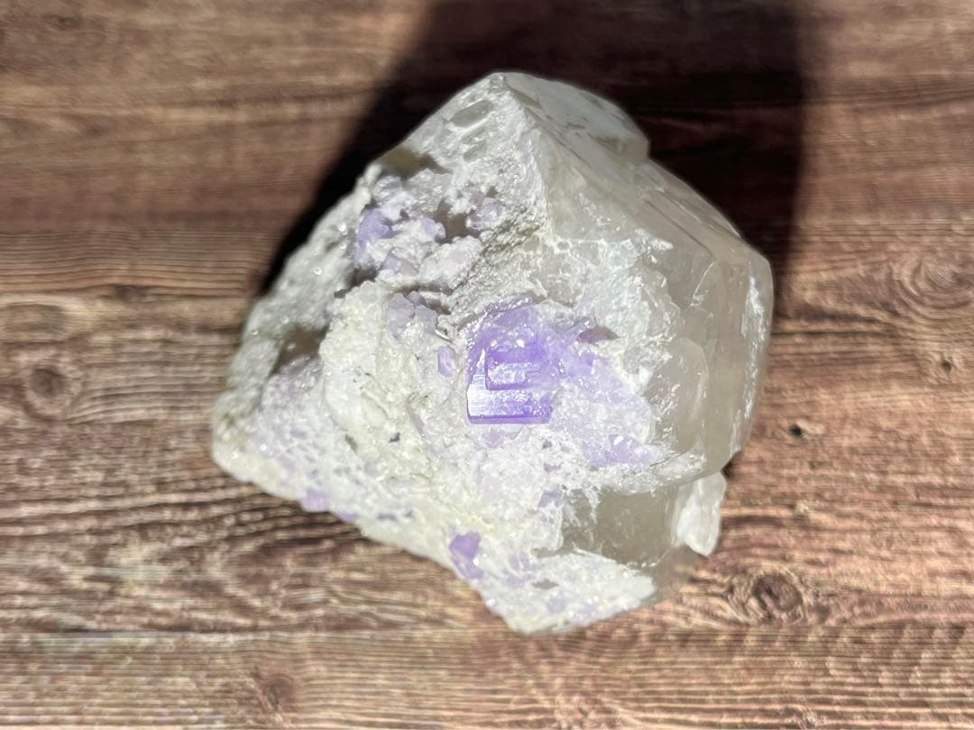 パキスタン産 パープルアパタイト on クォーツ 原石 鉱物