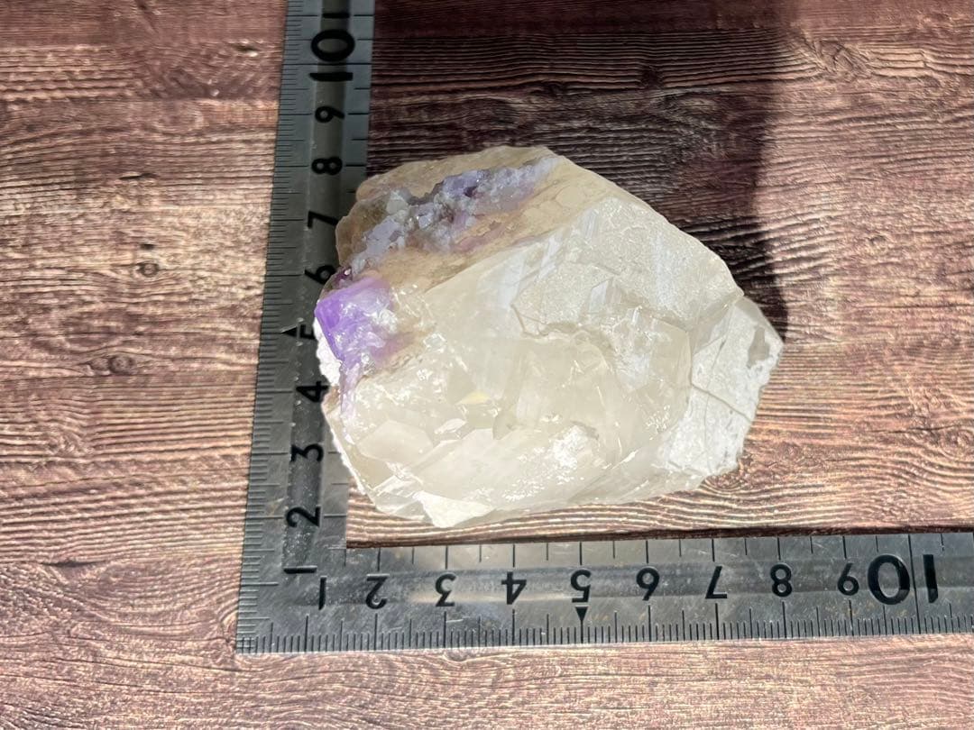 パキスタン産 パープルアパタイト on クォーツ 原石 鉱物
