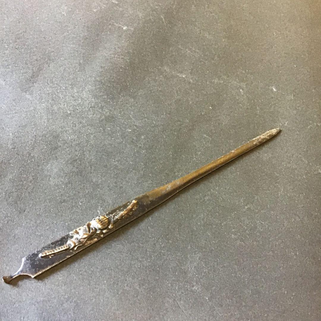 笄　銅地高彫色絵象嵌　「武具図柄」　江戸時代　　　　　　　書鍔箱