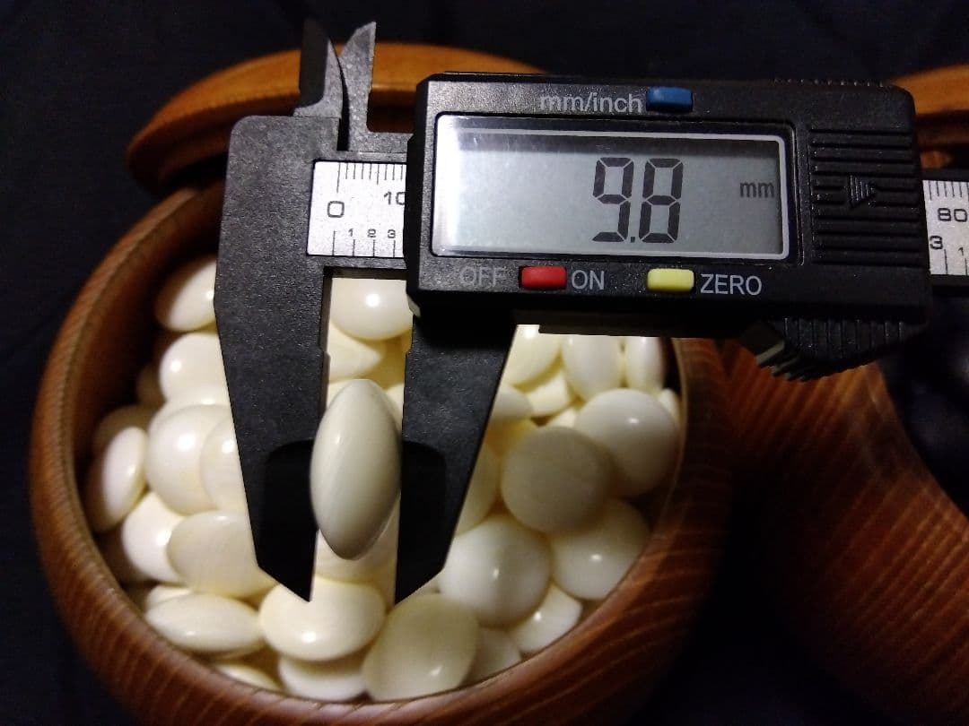 日向特製蛤碁石　月印相当　35号程度　特大欅碁笥　那智黒石　桐箱付き