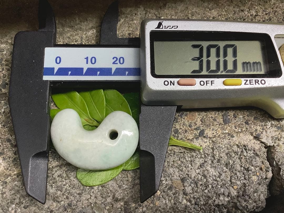 ⭕️神宿る幸運呼の勾玉　糸魚川翡翠ジェダイト　外部鑑定鑑別書取得　縁起物をお身近に