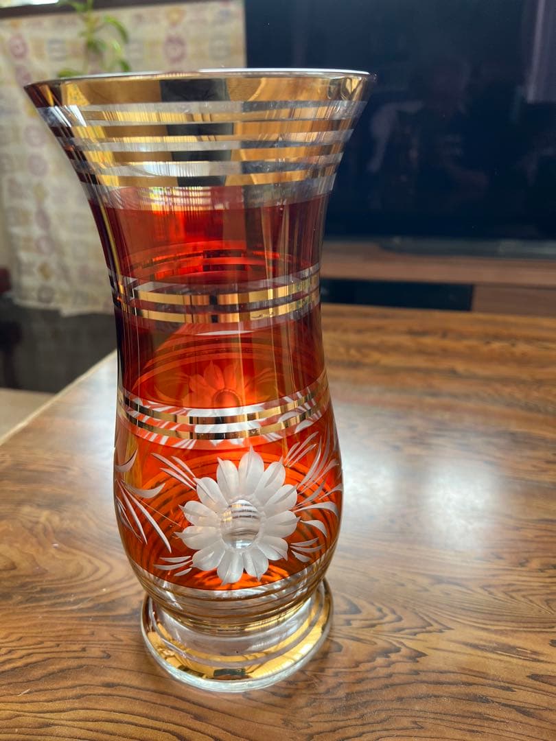 赤と透明のガラス花瓶 金のストライプ