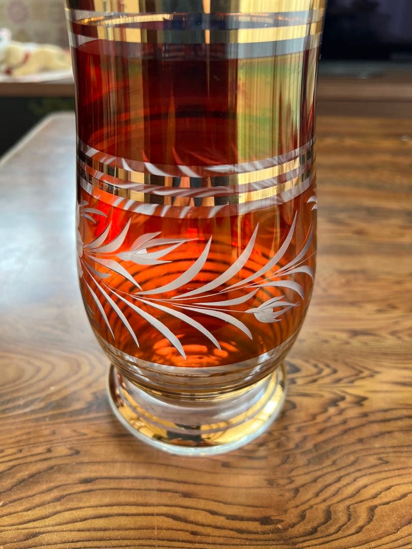 赤と透明のガラス花瓶 金のストライプ