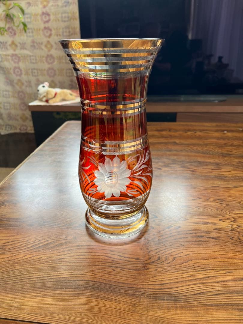 赤と透明のガラス花瓶 金のストライプ