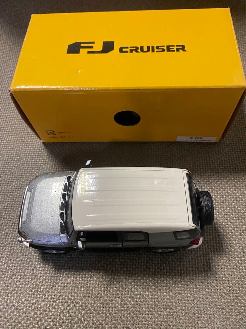 トヨタ　FJクルーザー　カラー　サンプル　ミニカー　グレー　シルバー　新品