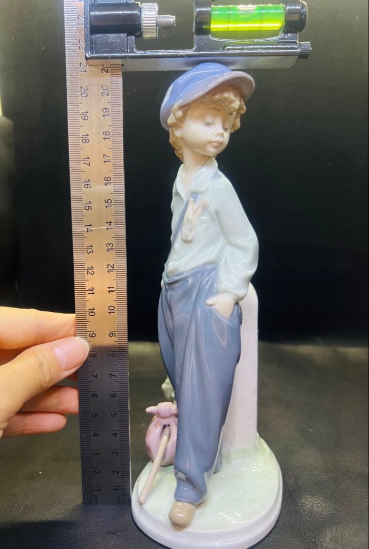 少年の陶器フィギュア