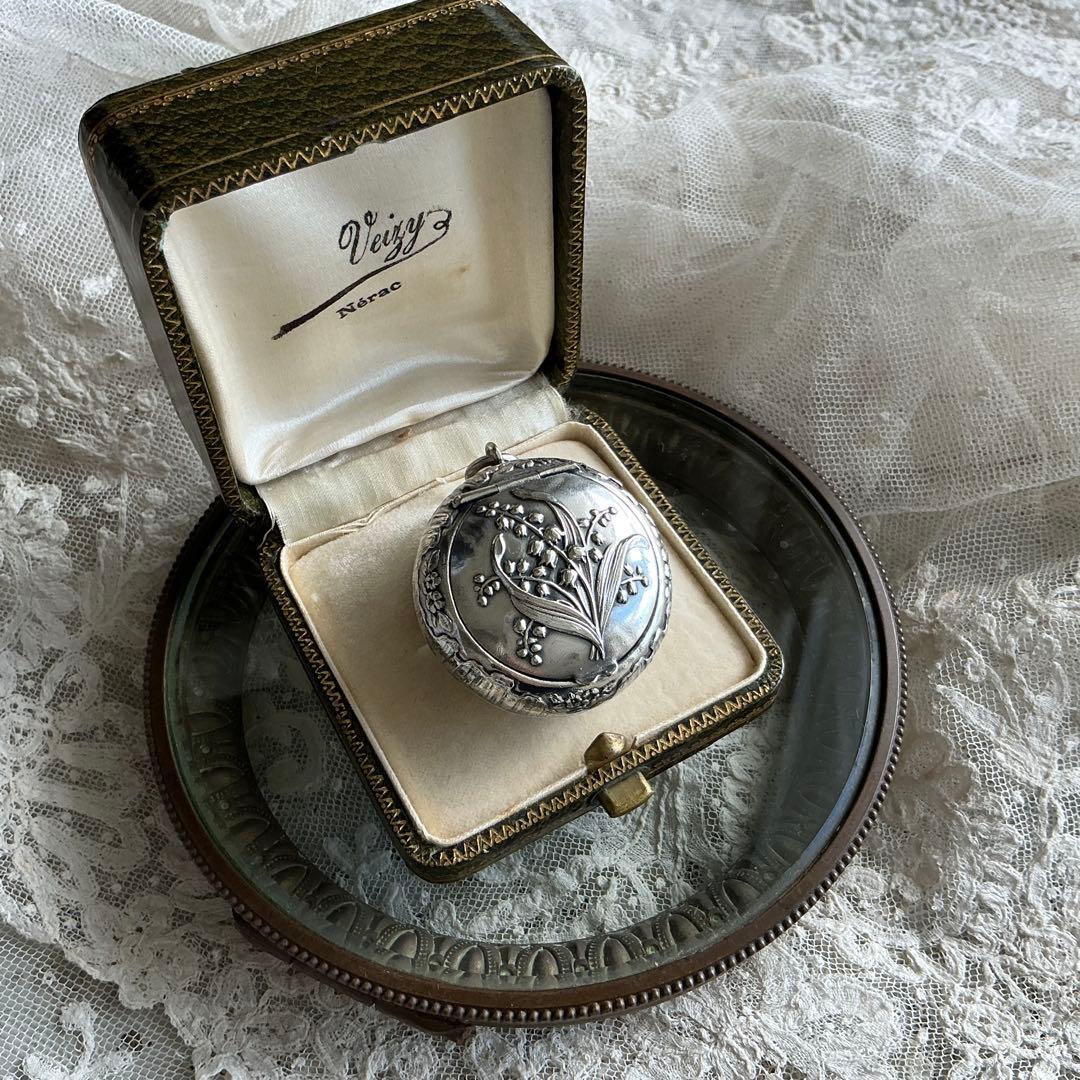 【C】フランスアンティーク　すずらん　ピルケース　シルバープレート