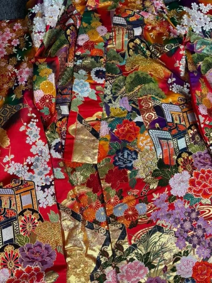 豪華な赤地の振袖 着物