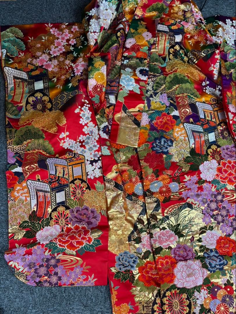 豪華な赤地の振袖 着物