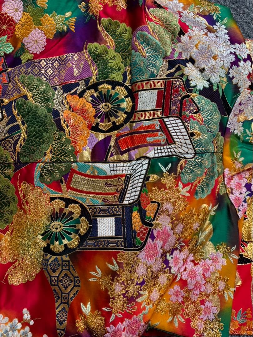 豪華な赤地の振袖 着物