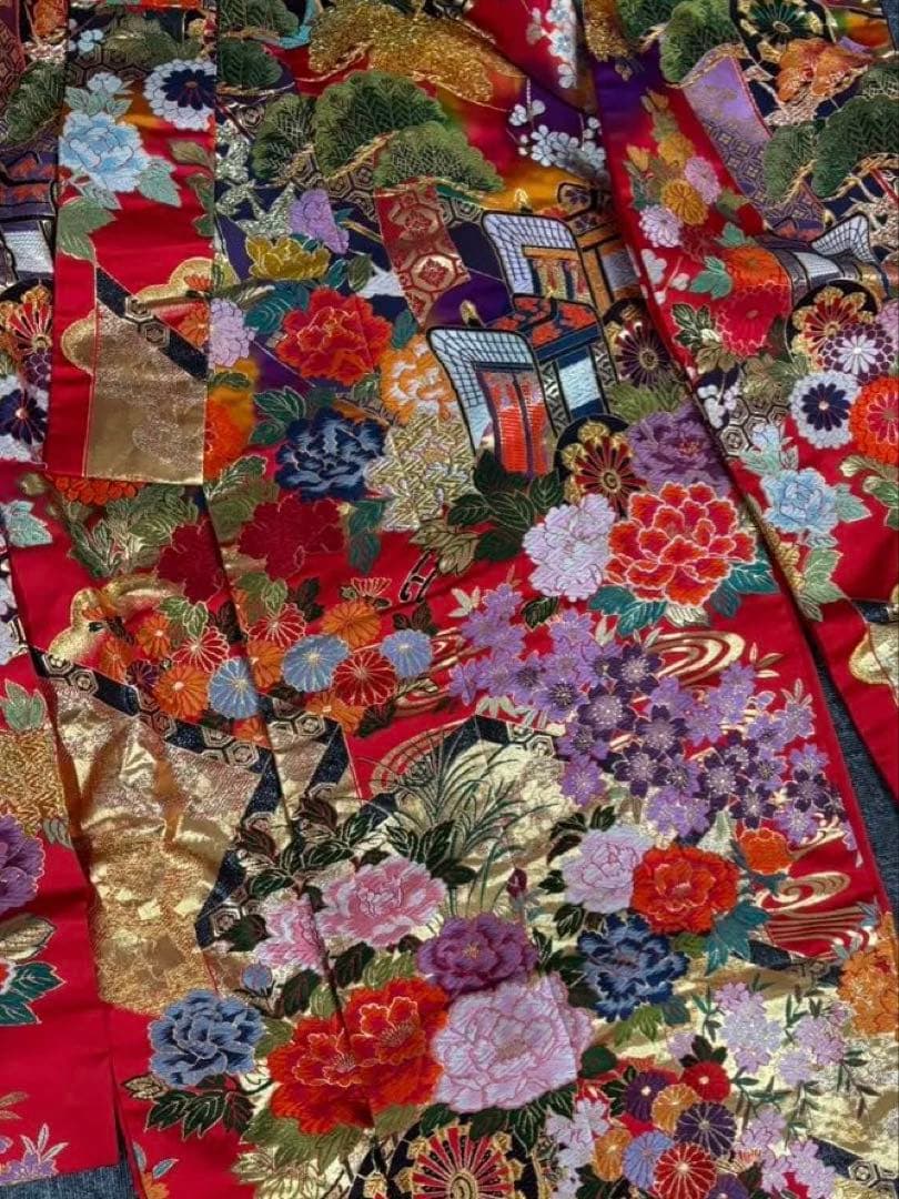 豪華な赤地の振袖 着物