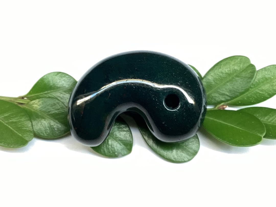 ✳濃厚青緑の【碧玉】特大38.7mm勾玉　希少原石の花仙山瑪瑙　高額材料使用本物