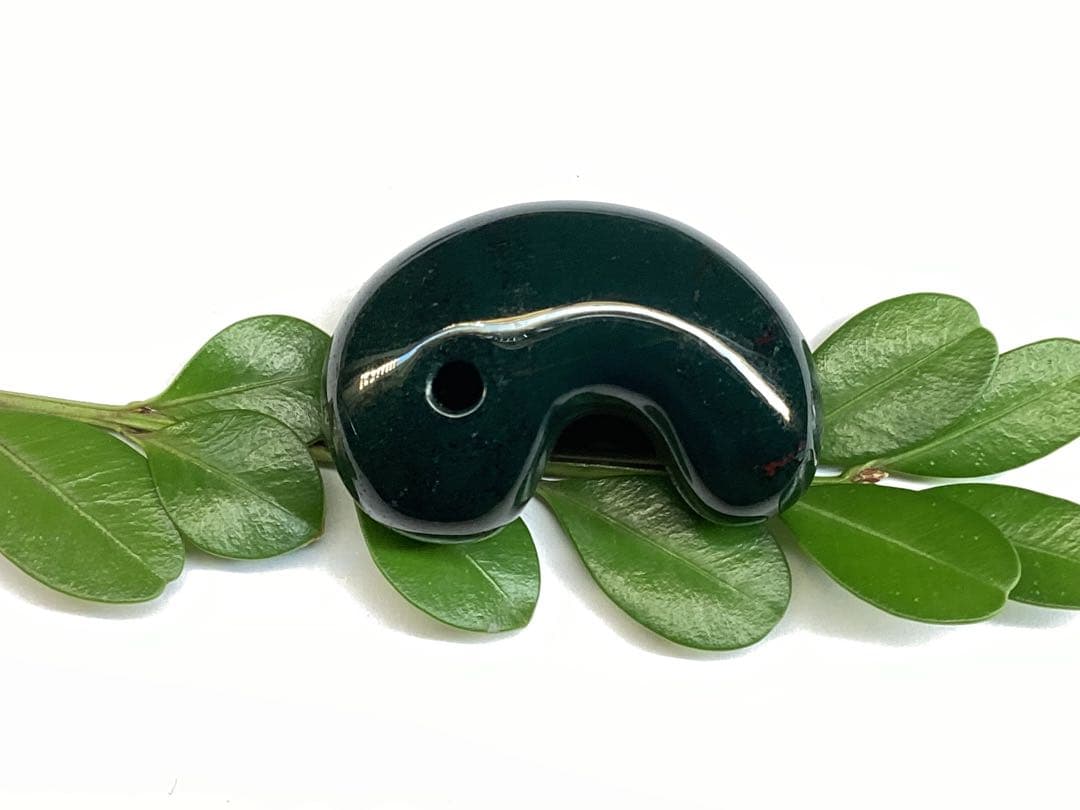 ✳濃厚青緑の【碧玉】特大38.7mm勾玉　希少原石の花仙山瑪瑙　高額材料使用本物