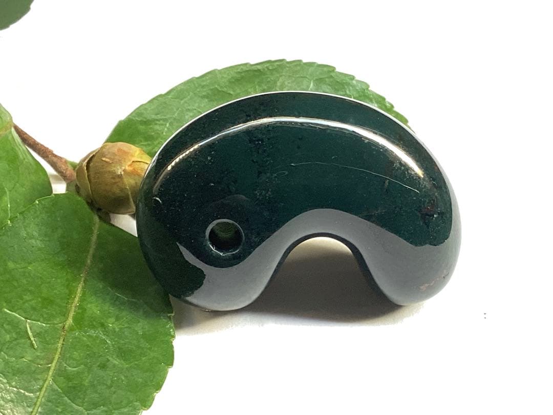 ✳濃厚青緑の【碧玉】特大38.7mm勾玉　希少原石の花仙山瑪瑙　高額材料使用本物