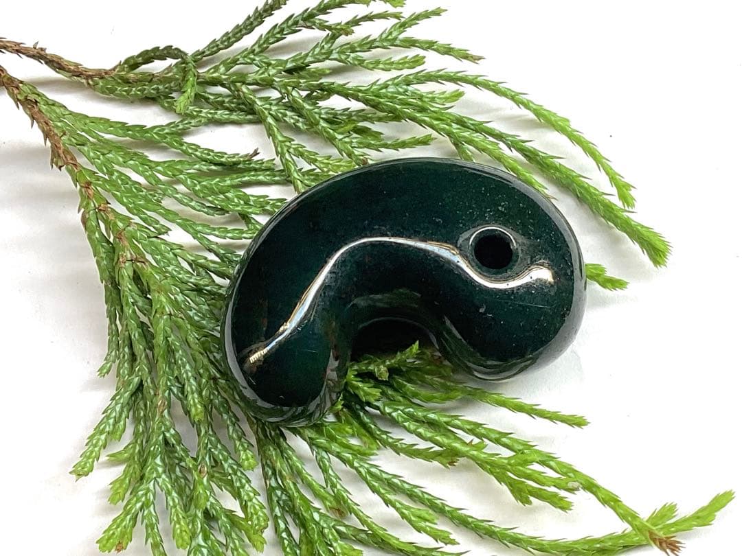 ✳濃厚青緑の【碧玉】特大38.7mm勾玉　希少原石の花仙山瑪瑙　高額材料使用本物