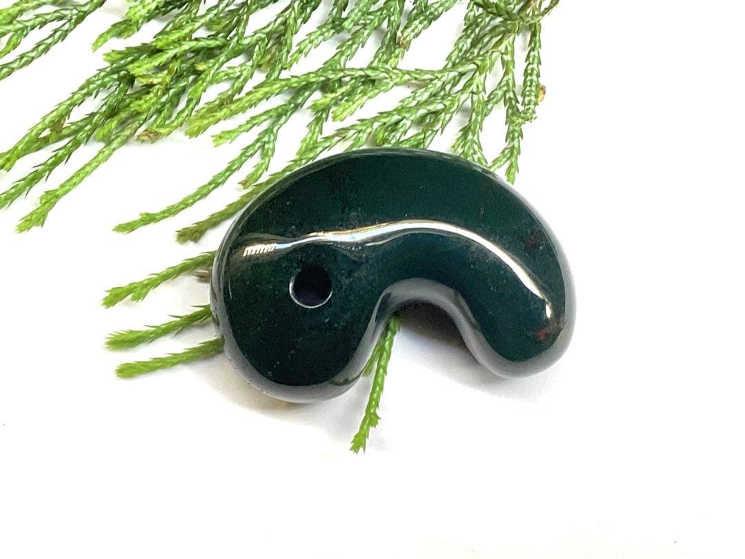 ✳濃厚青緑の【碧玉】特大38.7mm勾玉　希少原石の花仙山瑪瑙　高額材料使用本物