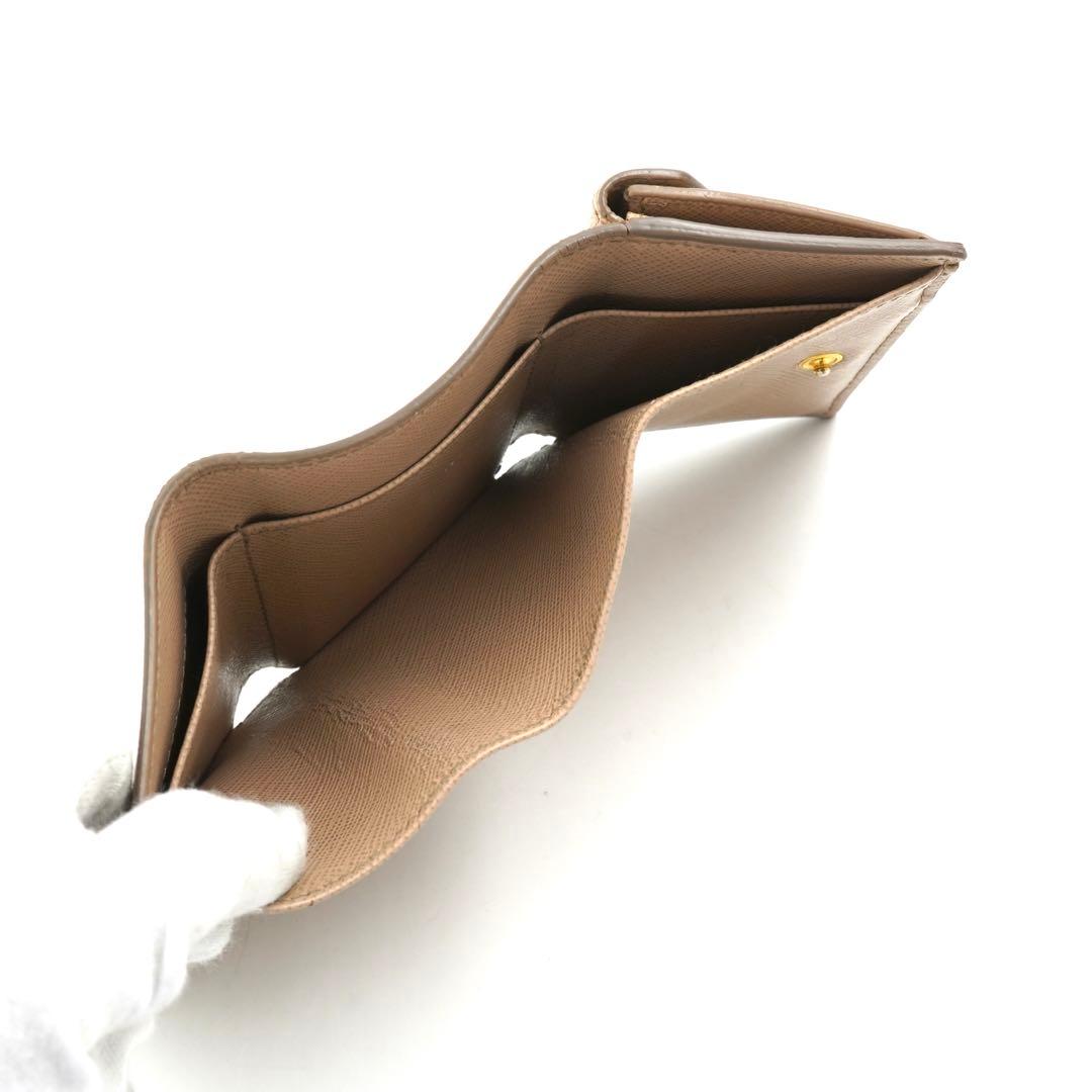 ✨未使用に近い　PRADA ミニ財布　サフィアーノレザー　三角プレート　ベージュ