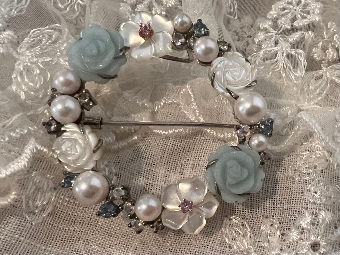 愛らしいお花のサークルのブローチ （株）GSTV