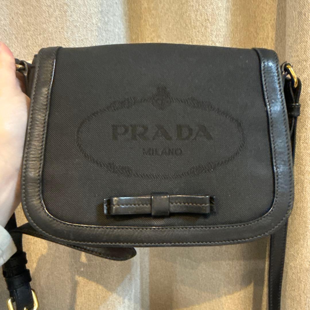 PRADA ブラック ショルダーバッグ　サフィアーノ