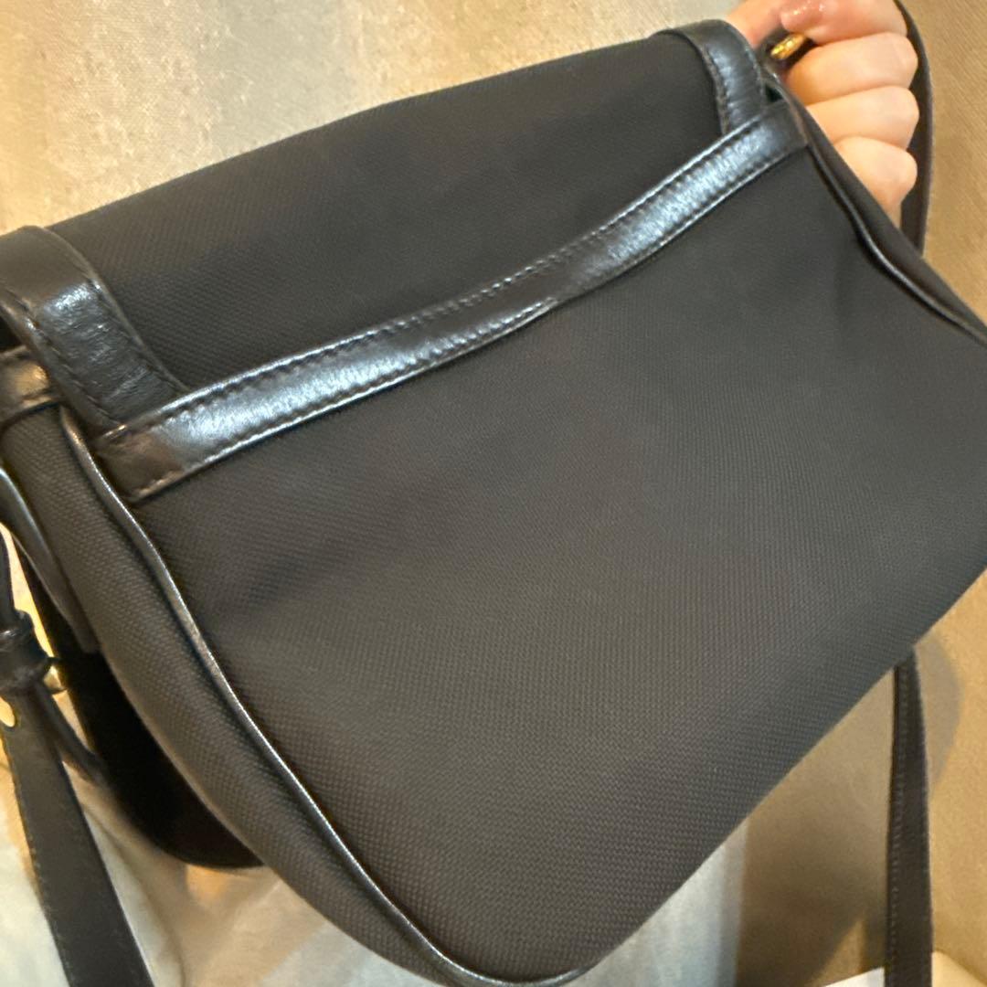 PRADA ブラック ショルダーバッグ　サフィアーノ