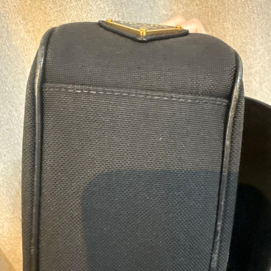 PRADA ブラック ショルダーバッグ　サフィアーノ