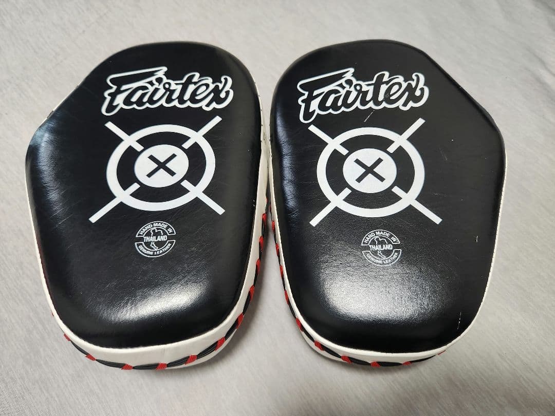 Fairtex キックミット 黒/白