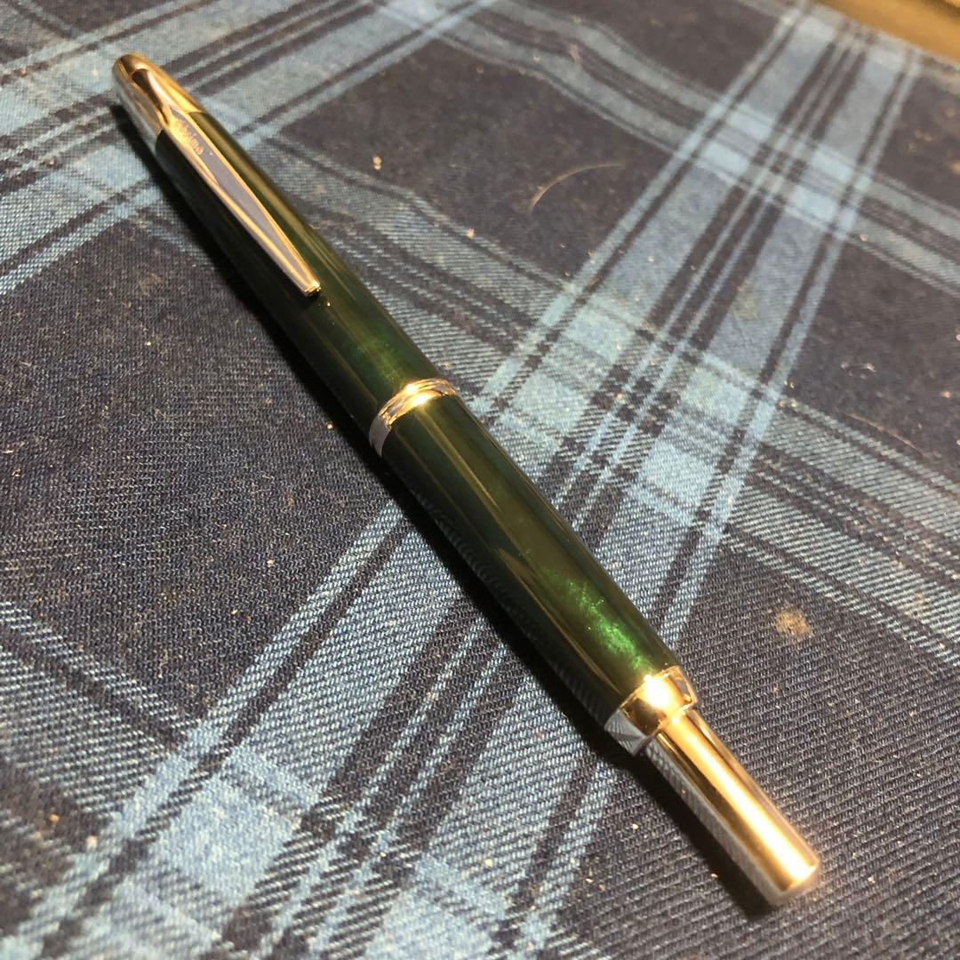 阪急百貨店限定　キャップレス万年筆　デシモ　グリーンマーブル　中細字　ＦＭニブ