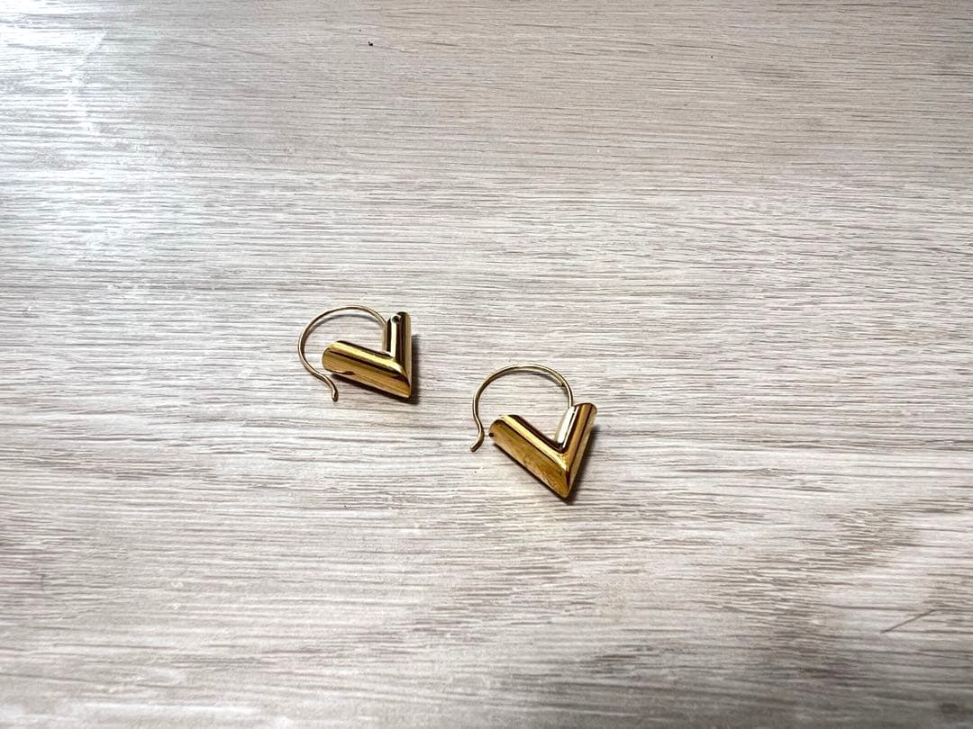 【売り切り希望】ルイヴィトン　ゴールド V字型 フープピアス