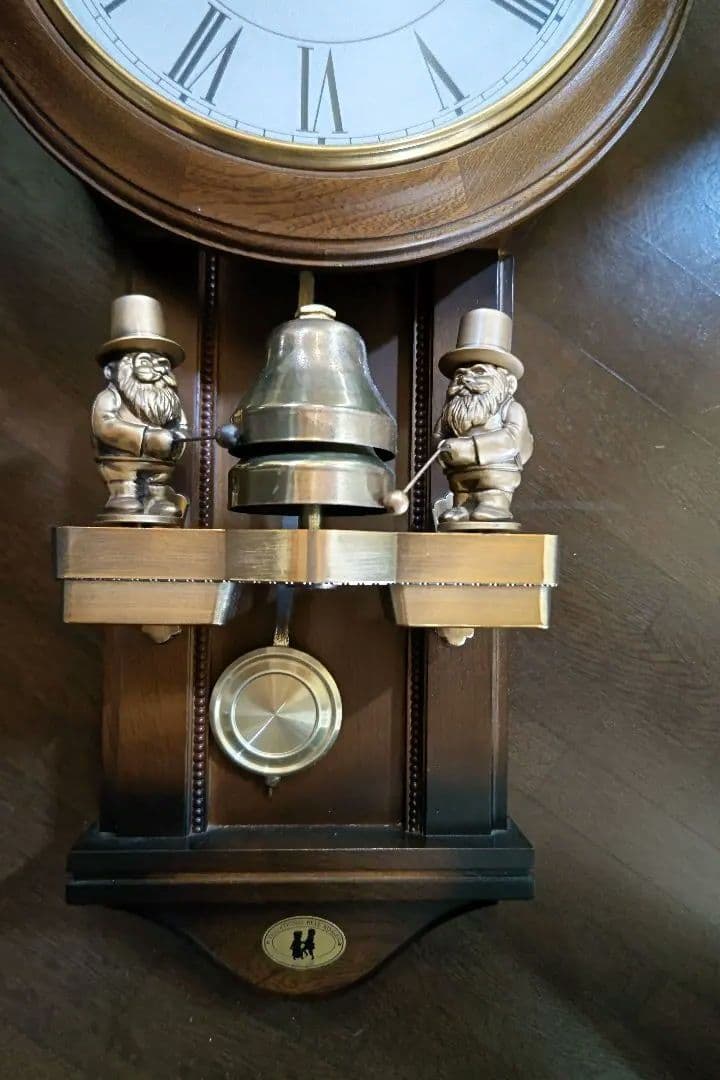 掛時計 装飾的彫刻付き（Small　World）昭和　レトロ