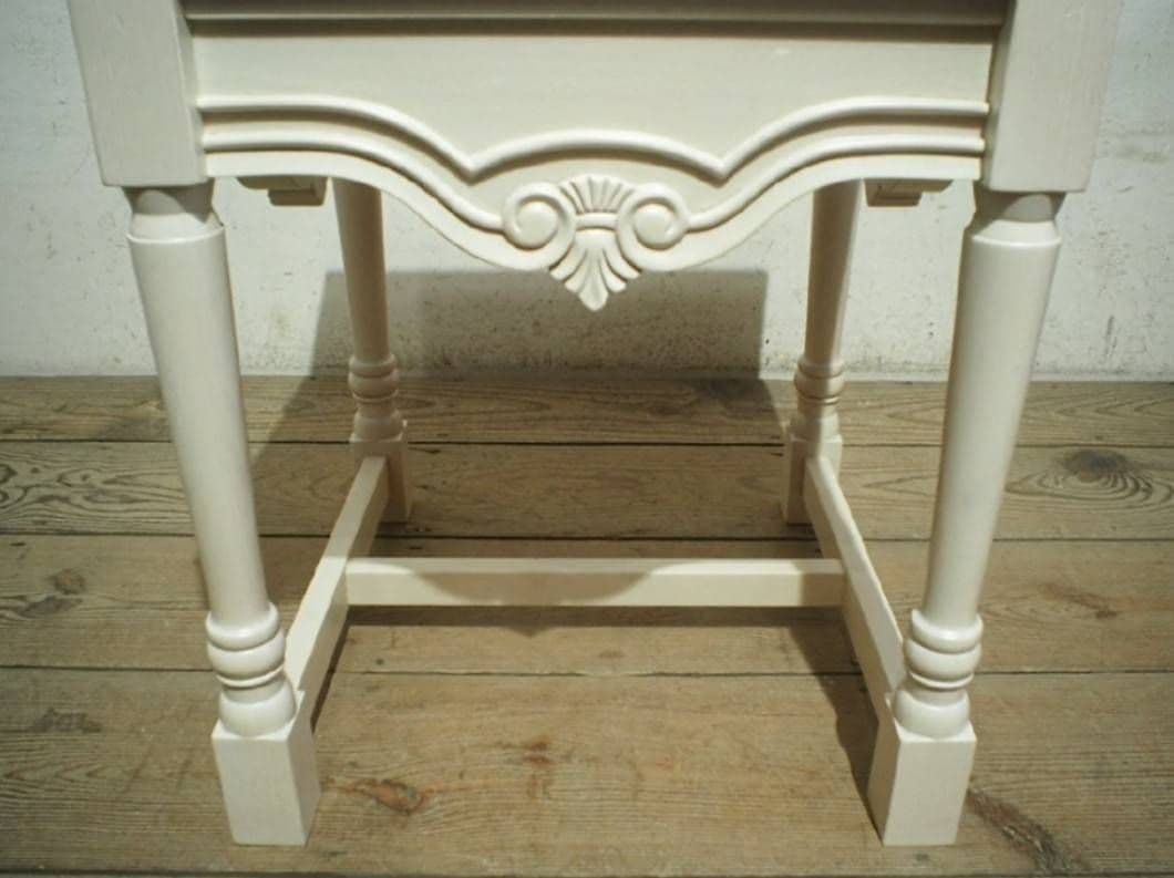 1081 クラシックなデザインのサイドテーブル　展示台　陳列台　ロココ調　レトロ