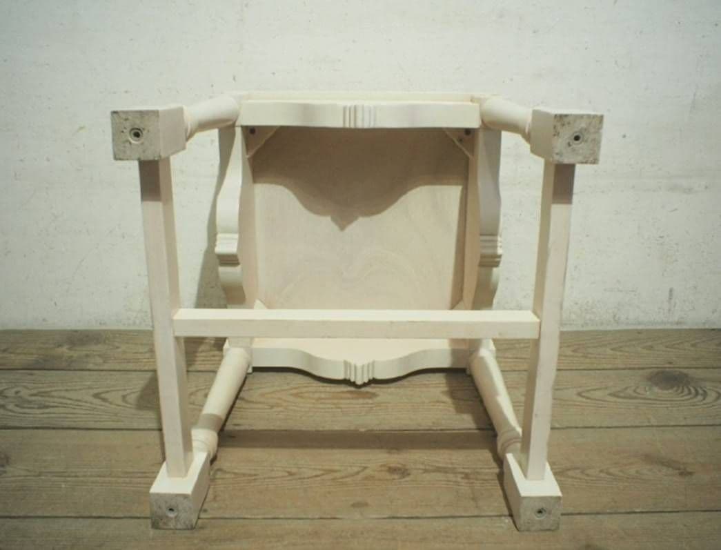 1081 クラシックなデザインのサイドテーブル　展示台　陳列台　ロココ調　レトロ