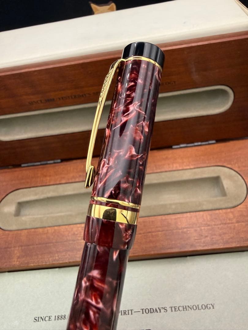 PARKER ローラーボール DUOFOLD インターナショナル レッドマーブル