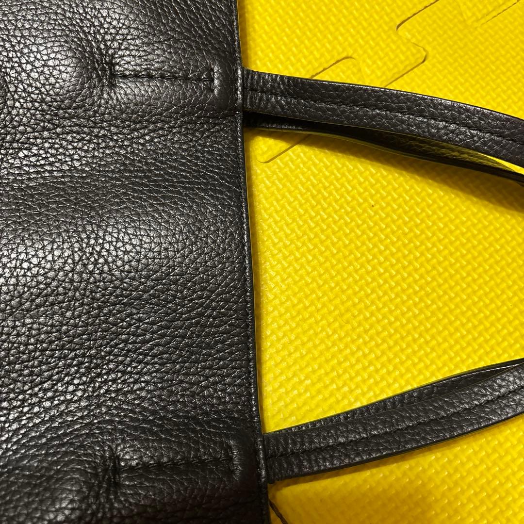 フェラガモ　ブラックレザーハンドバッグ