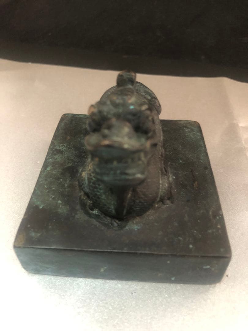 金属製獅子の彫刻