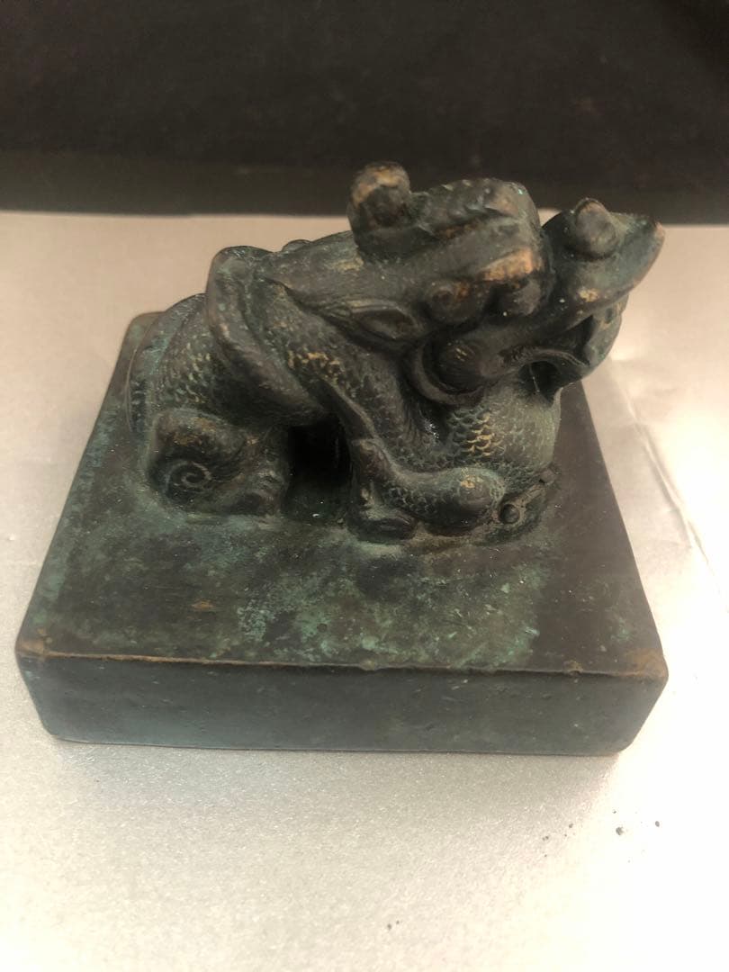 金属製獅子の彫刻