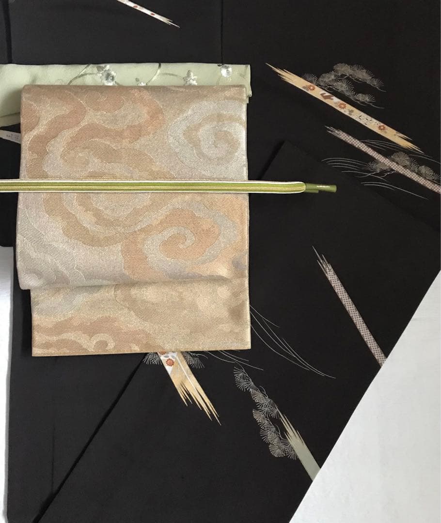 使い勝手の良いあかるい金の袋帯　瑞雲文　正絹